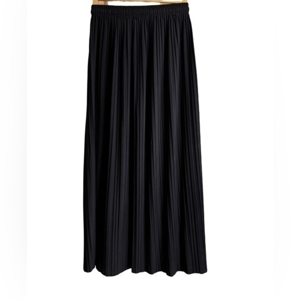 Navy pleaded midi skirt